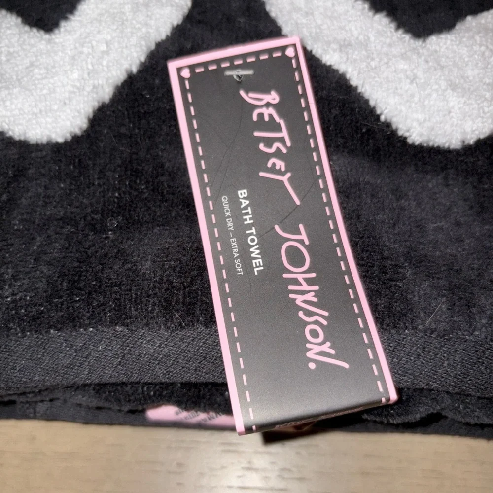 Betsey Johnson Black and White Bath Towel Coquette Bow Flirty Cute Towel